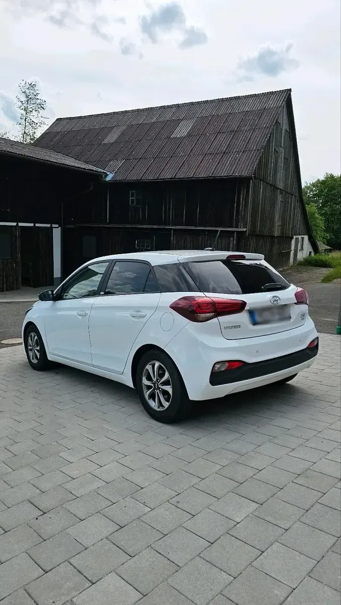 Gebraucht Hyundai i20 Advantage 87 PS (63 kW) 2020 Weiß Kleinwagen