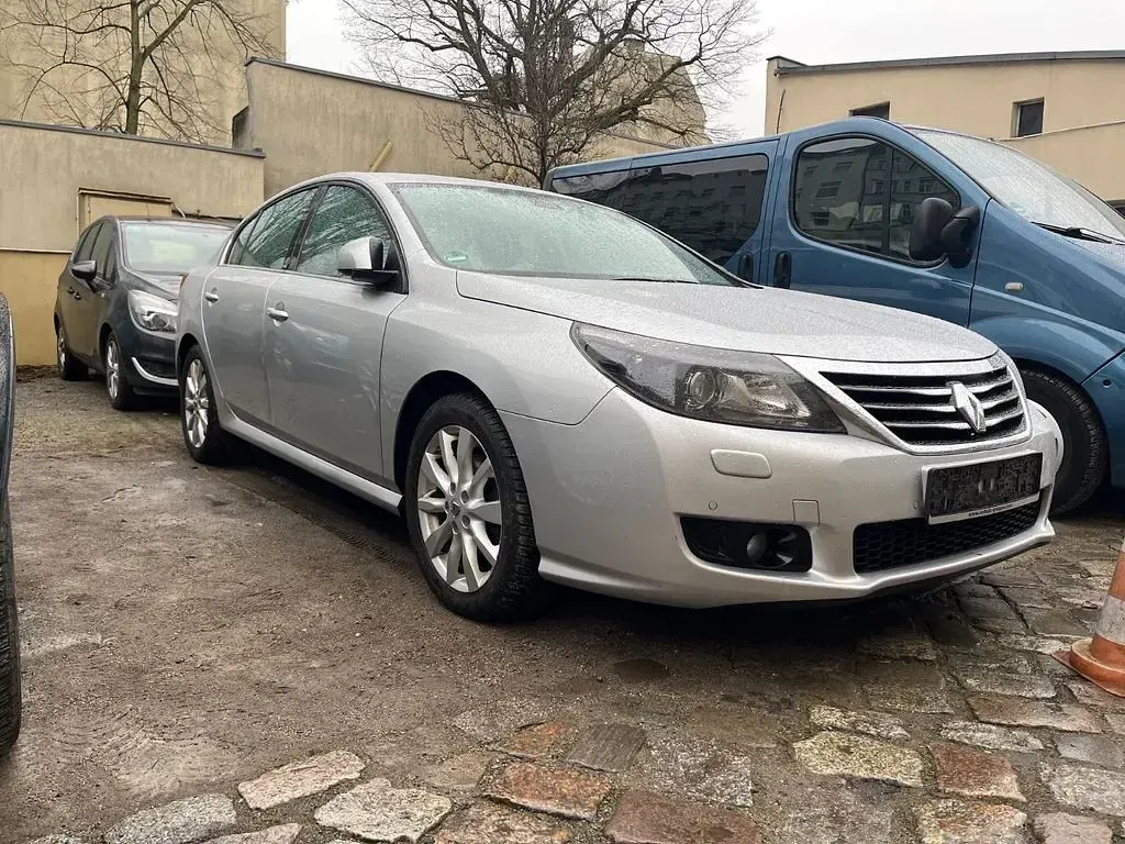 Używany Renault Latitude 173 KM (127 kW) 2011 Srebrny Sedan/Limuzyna