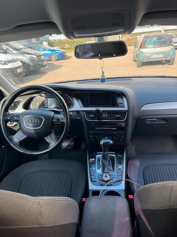 Braun Gebraucht 2012 Audi A4 Limousine | 7.500 € (Guter Preis) - Bild 1/4