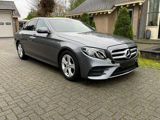 Grau Gebraucht 2017 Mercedes E200 AMG line Limousine | 16.500 € (Guter Preis) - Bild 1/4