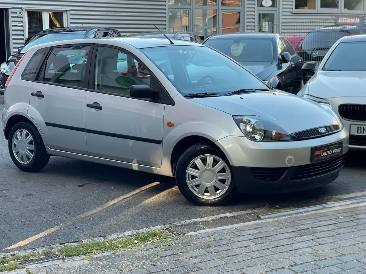 Gebraucht Ford Fiesta Ambiente 80 PS (58 kW) 2002 Silber Kleinwagen