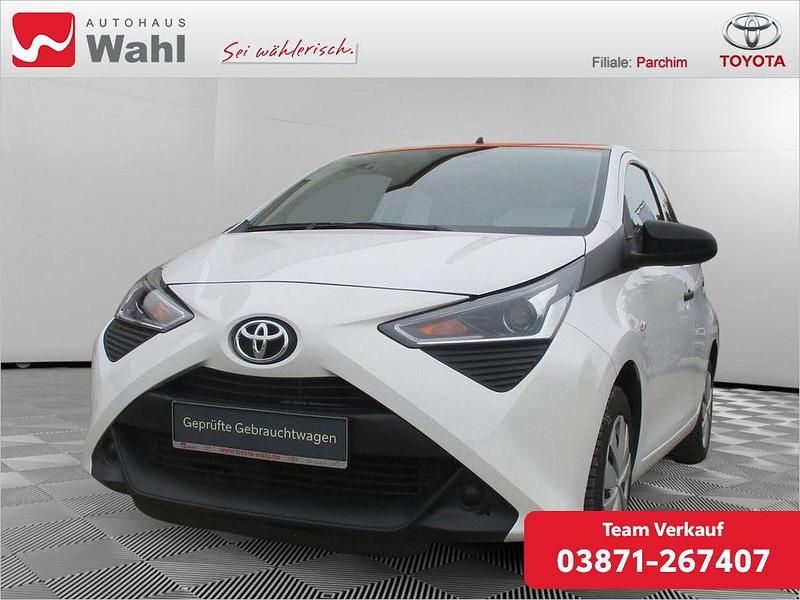 Weiß Gebraucht 2021 Toyota Aygo Business Edition Kleinwagen | 8.980 € (Fairer Preis) - Bild 1/4