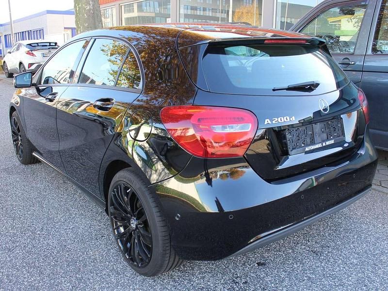 Schwarz Gebraucht 2017 Mercedes A200 Limousine | 10.990 € (Superpreis) - Bild 1/4