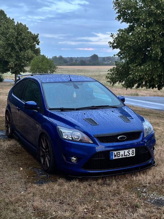 Blau Gebraucht 2009 Ford Focus ST Limousine | 15.508 € - Bild 1/4