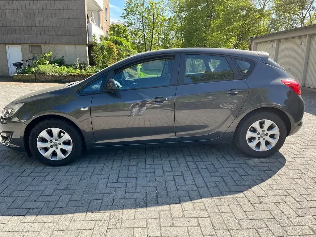 Gebraucht Opel Astra Edition 136 PS (100 kW) 2015 Schwarz Limousine