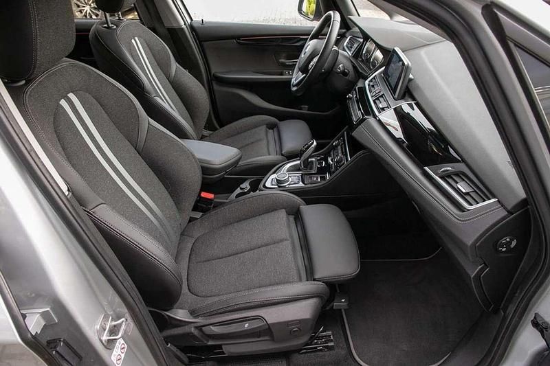 Gebraucht BMW 220 Active Tourer Sport Line 178 PS (130 kW) 2022 Glaciersilber metallic Van / Kleinbus