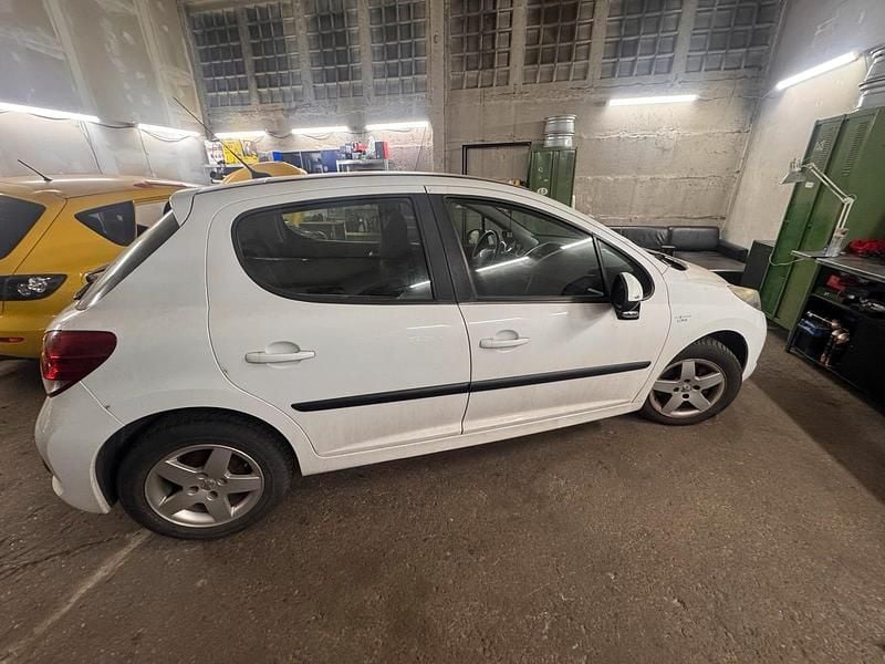 Gebraucht Peugeot 207 106 PS (77 kW) 2010 Weiß Kleinwagen
