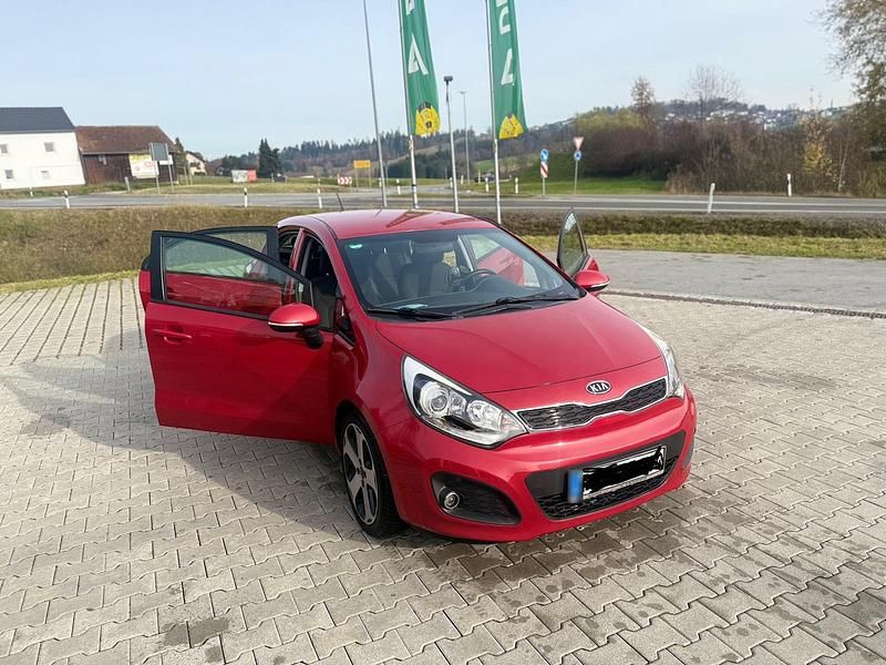 Gebraucht Kia Rio DREAM-TEAM Edition 86 PS (63 kW) 2012 Rot Limousine