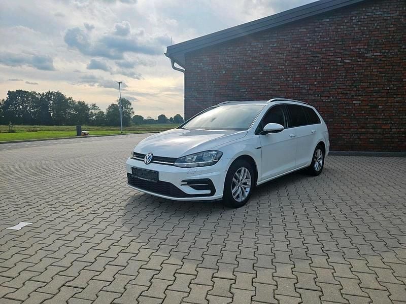 Weiß Gebraucht 2020 VW Golf VII Comfortline Kombi | 14.650 € (Guter Preis) - Bild 1/4