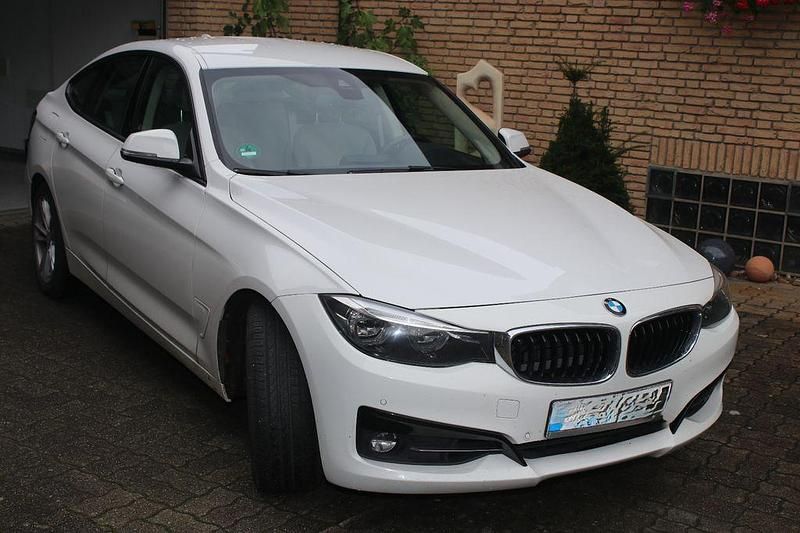 Weiß Gebraucht 2020 BMW 320 Gran Turismo Sport Line Limousine | 25.900 € (Fairer Preis) - Bild 1/4
