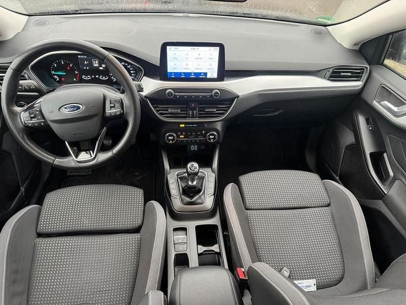 Schwarz Gebraucht 2021 Ford Focus Cool & Connect Limousine | 9.999 € (Superpreis) - Bild 1/2