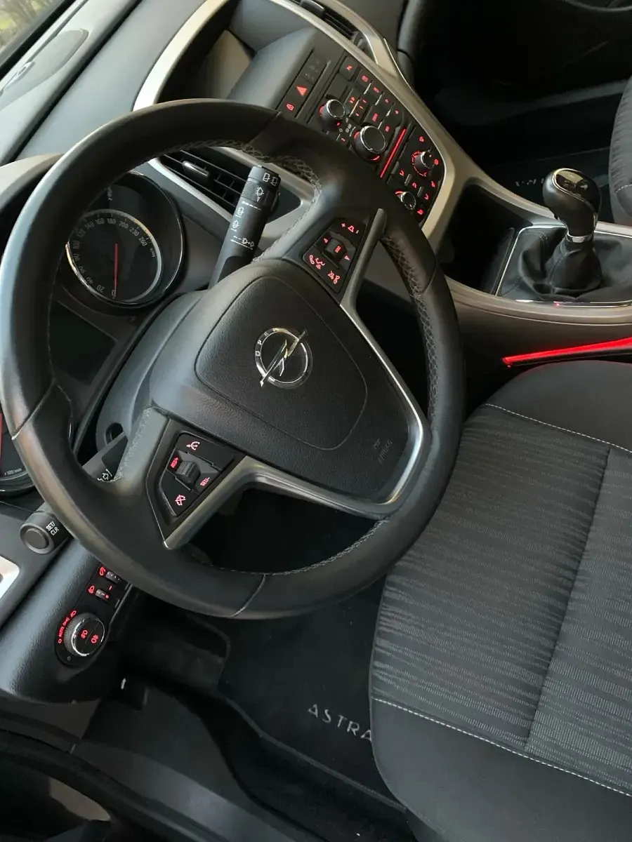 Gebraucht Opel Astra 140 PS (102 kW) 2011 Grau Kombi