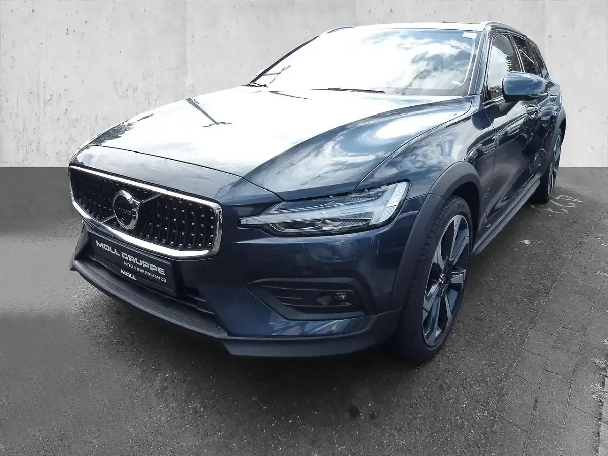 Gebraucht Volvo V60 CC Ultimate 197 PS (144 kW) 2024 Denim blue / metallic Kombi