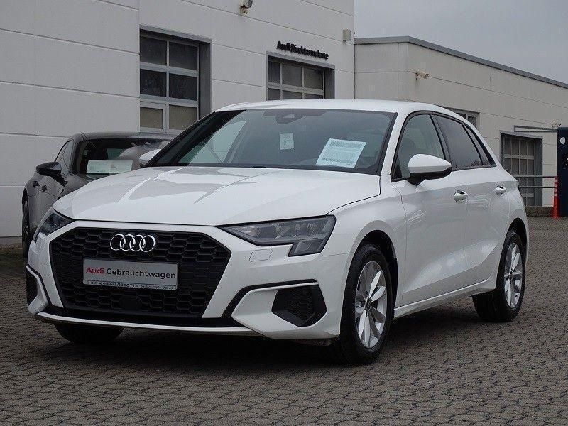 Ibisweiß Gebraucht 2023 Audi A3 Sportback Basis Kleinwagen | 27.445 € (Fairer Preis) - Bild 1/4