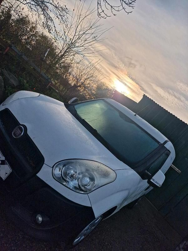 Weiß Gebraucht 2009 Fiat Doblò Van / Kleinbus | 4.500 € (Teuer) - Bild 1/4