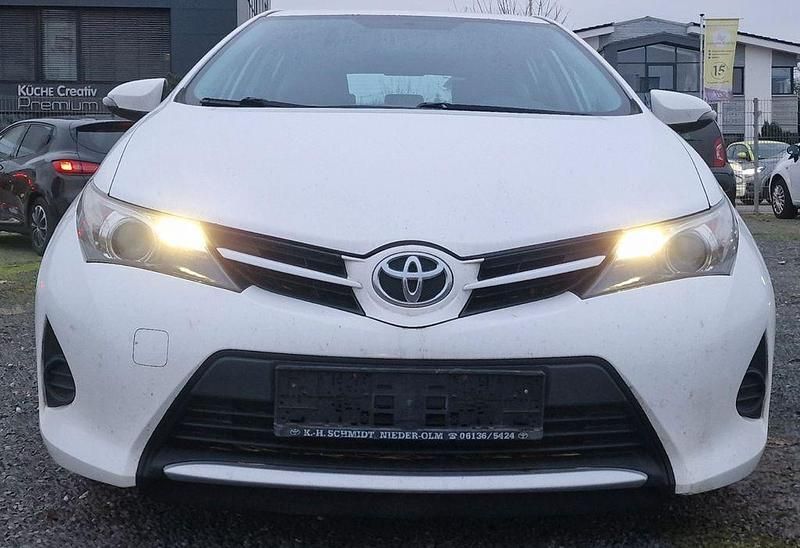 Gebraucht Toyota Auris Cool 90 PS (66 kW) 2013 Weiß Limousine