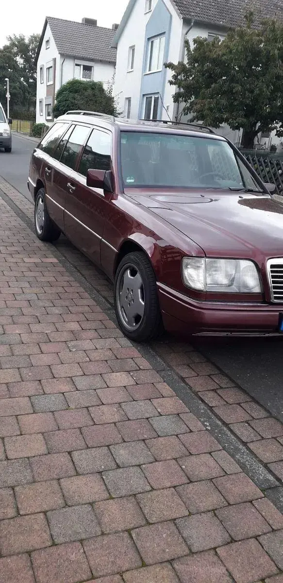 Gebraucht Mercedes E220 150 PS (110 kW) 1996 Rot Kombi