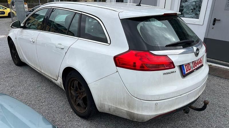 Gebraucht Opel Insignia Edition 131 PS (96 kW) 2012 Weiß Kombi