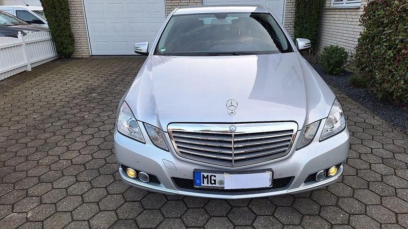 Gebraucht Mercedes E200 Elegance 184 PS (135 kW) 2009 Silber Limousine