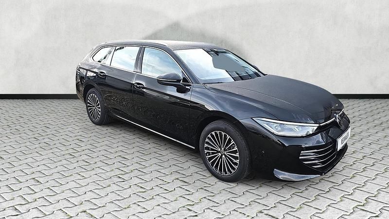 Grenadillschwarz metallic Neu 2025 VW Passat Elegance Kombi | 41.980 € (Superpreis) - Bild 1/4