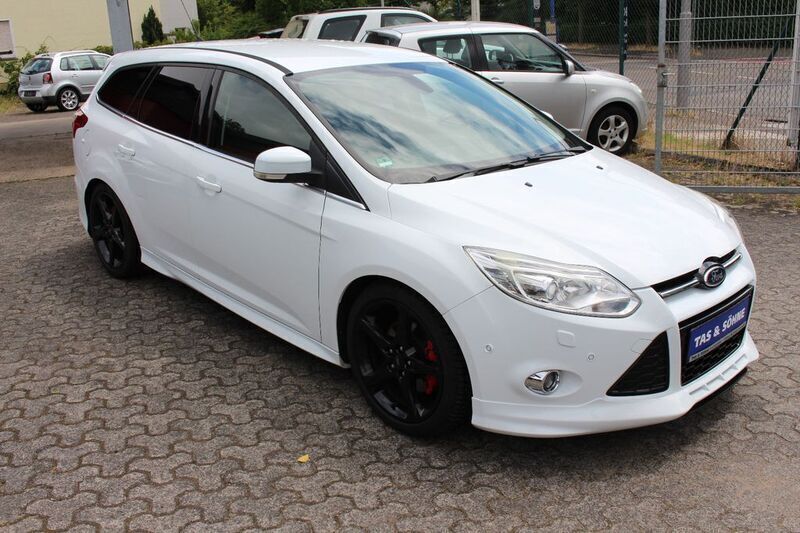 Weiß Gebraucht 2013 Ford Focus Titanium Limousine | 6.490 € (Fairer Preis) - Bild 1/4