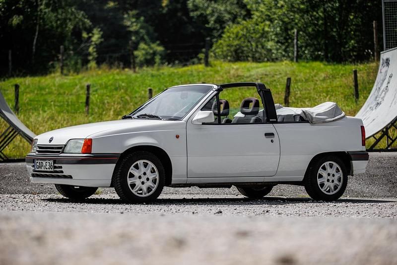 Weiß Gebraucht 1991 Opel Kadett Cabrio | 2.600 € - Bild 1/4