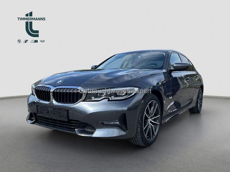 Mineralgrau (metallic) Gebraucht 2021 BMW 330e Sport Line Limousine | 30.690 € (Fairer Preis) - Bild 1/4