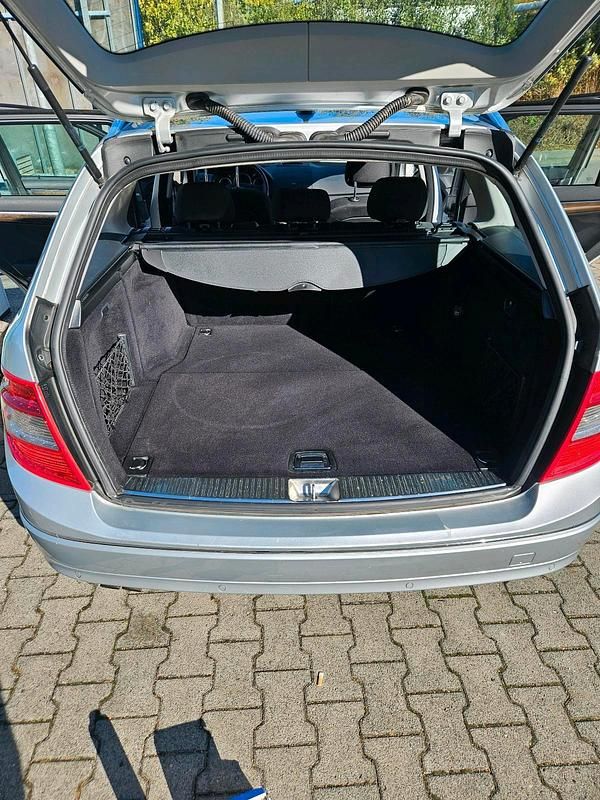 Gebraucht Mercedes C180 156 PS (114 kW) 2010 Grau Kombi