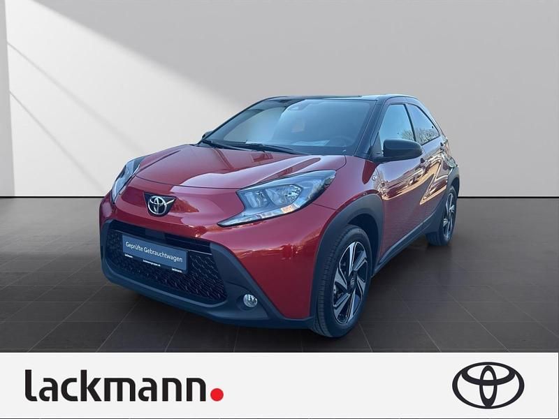 3u4)/ black mica (209) (rot Gebraucht 2024 Toyota Aygo Team Kleinwagen | 16.890 € (Fairer Preis) - Bild 1/4