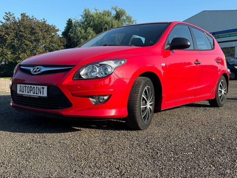 Rot Gebraucht 2011 Hyundai i30 Classic Limousine | 1.400 € (Superpreis) - Bild 1/4