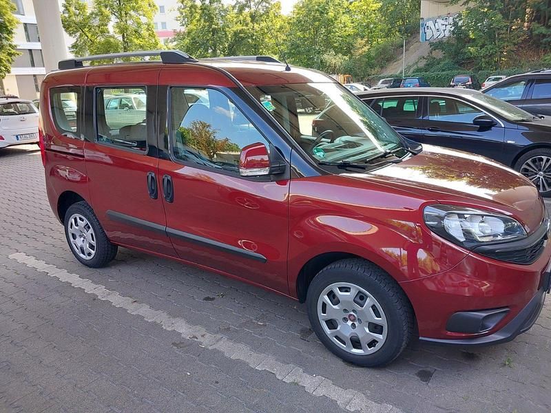 Rot Gebraucht 2018 Fiat Doblò Van / Kleinbus | 9.900 € (Fairer Preis) - Bild 1/4