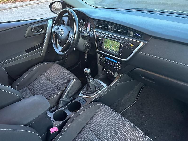 Gebraucht Toyota Auris Edition 90 PS (66 kW) 2015 Grau Limousine