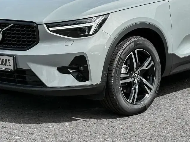 Gebraucht Volvo XC40 Plus 163 PS (119 kW) 2025 Vapour grey / metallic SUV