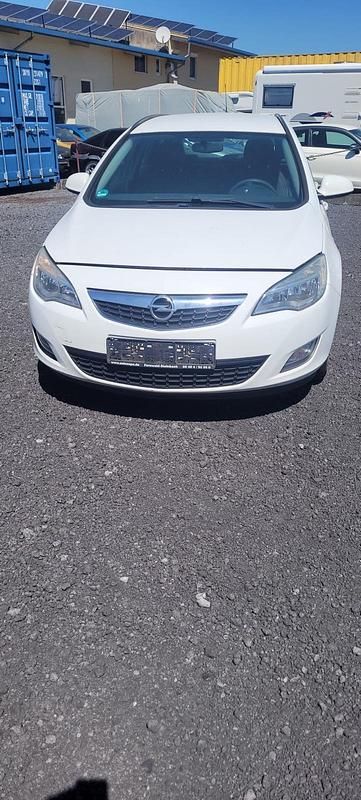 Weiß Gebraucht 2011 Opel Astra Sport Kombi | 1.350 € (Superpreis) - Bild 1/4