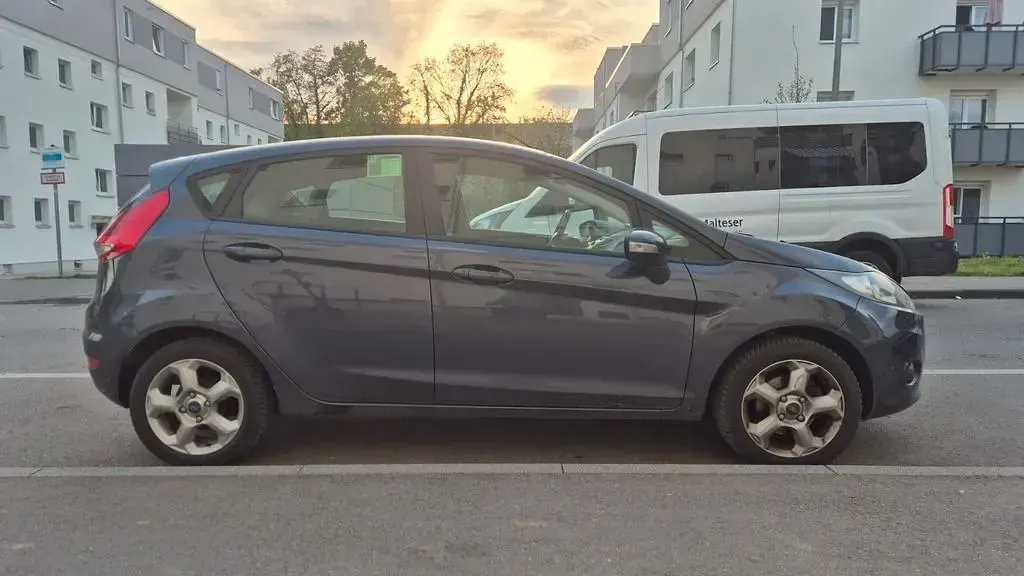 Usata Ford Fiesta Trend 82 CV (60 kW) 2009 Grigio Berlina
