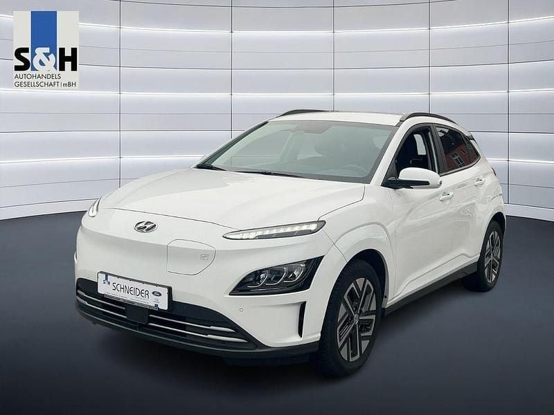 Weiß (serenity white (weiß)) Gebraucht 2024 Hyundai Kona Advantage SUV | 22.990 € (Fairer Preis) - Bild 1/4
