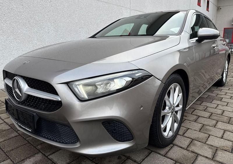 Silber Gebraucht 2019 Mercedes A180 Limousine | 14.290 € (Superpreis) - Bild 1/4