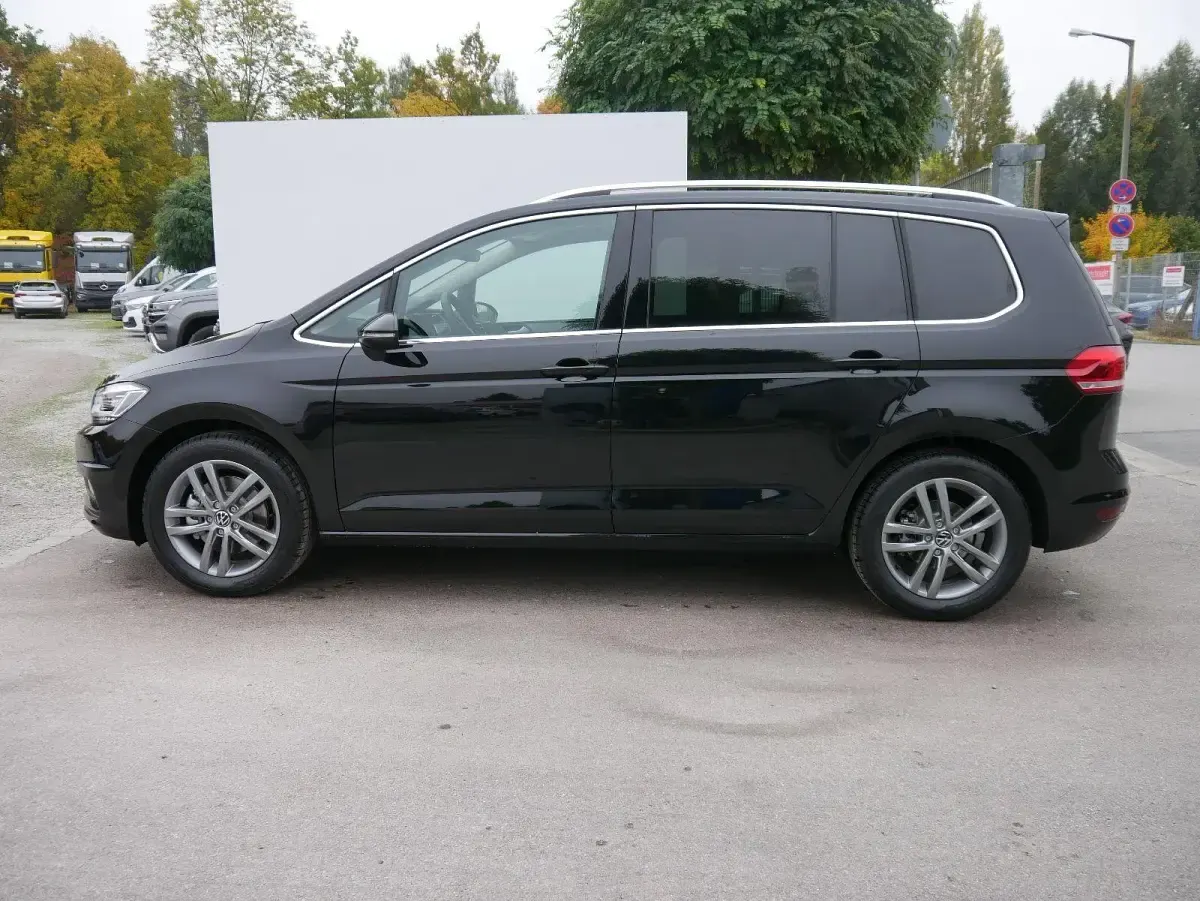 Neu VW Touran R-line 150 PS (110 kW) 2026 Metallic Van / Kleinbus