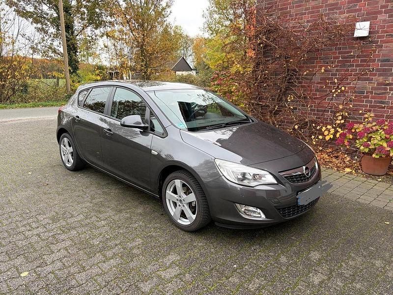 Grau Gebraucht 2011 Opel Astra Design Edition Limousine | 4.200 € (Fairer Preis) - Bild 1/4