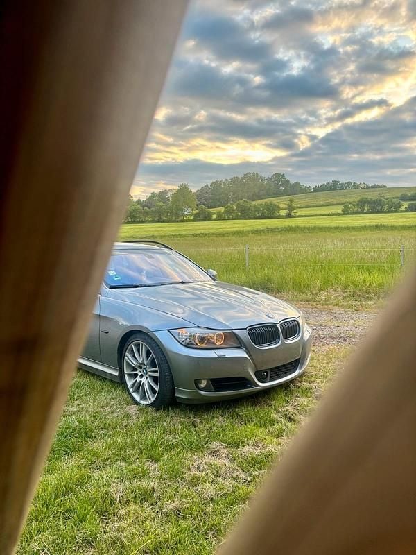 Grau Gebraucht 2008 BMW 330 Kombi | 7.000 € (Fairer Preis) - Bild 1/4