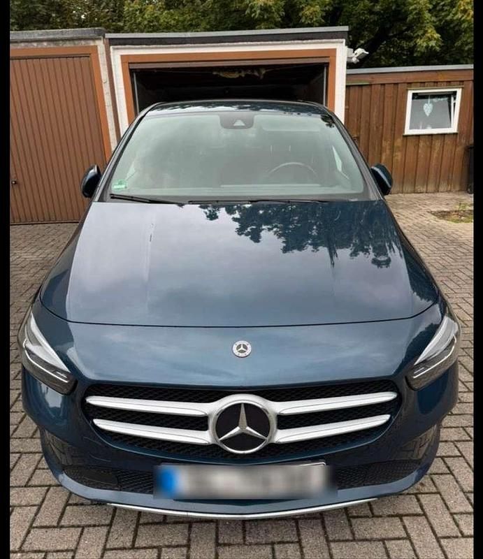 Blau Gebraucht 2021 Mercedes B200 Van / Kleinbus | 12.499 € (Superpreis) - Bild 1/4