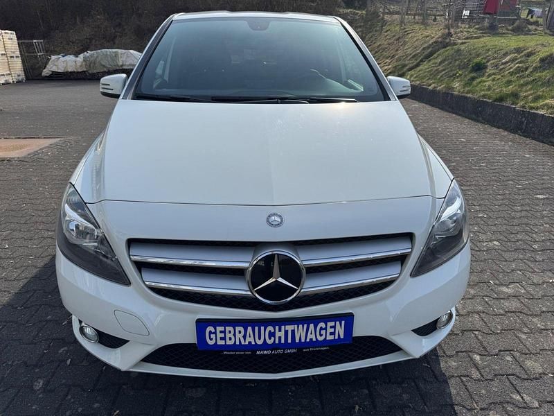 Gebraucht Mercedes B180 122 PS (89 kW) 2012 Weiß Van / Kleinbus