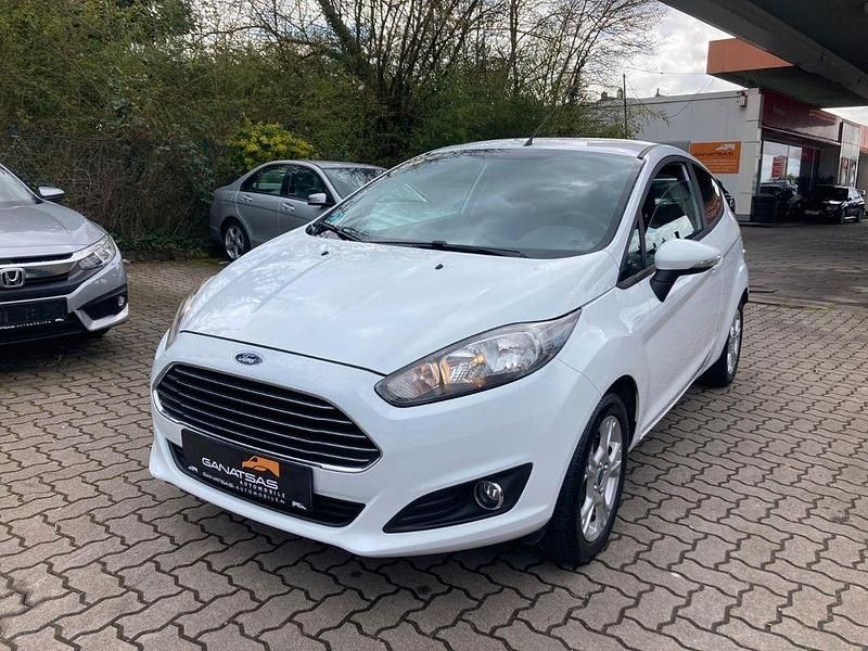 Gebraucht Ford Fiesta Trend 101 PS (74 kW) 2014 Weiß Kleinwagen