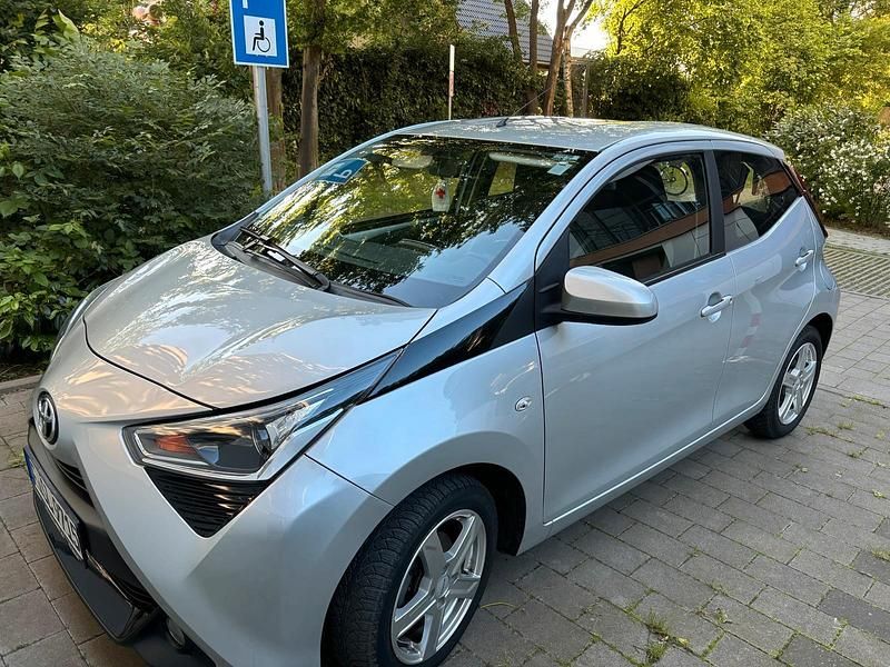 Grau Gebraucht 2018 Toyota Aygo Kleinwagen | 8.900 € (Fairer Preis) - Bild 1/4