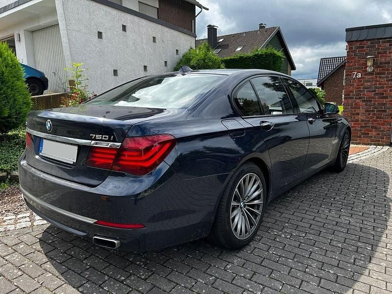 Blau Gebraucht 2014 BMW 750 Limousine | 18.900 € (Fairer Preis) - Bild 1/4