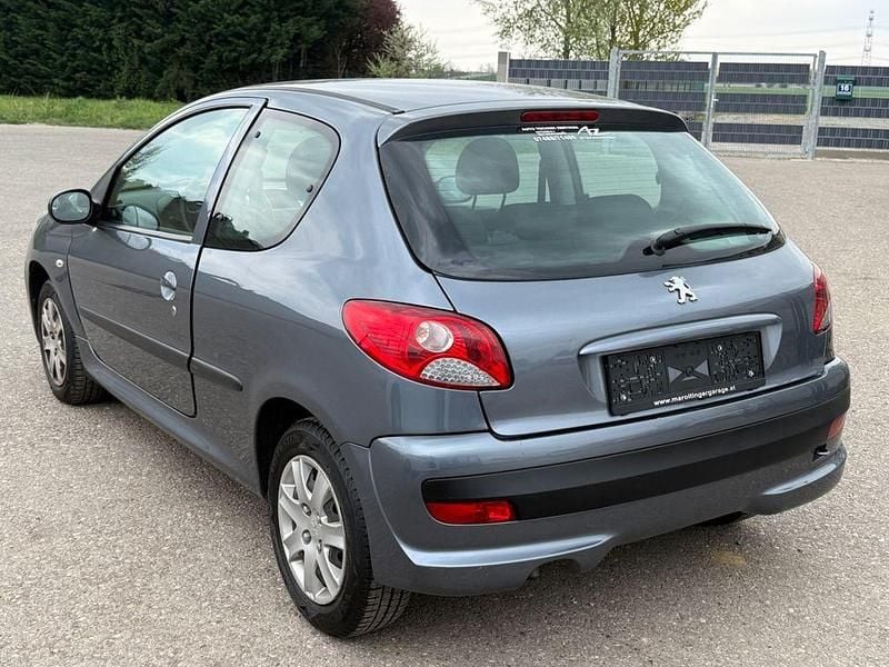 Gebraucht Peugeot 206 60 PS (44 kW) 2010 Grau Limousine