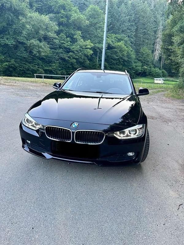 Schwarz Gebraucht 2014 BMW 318 Comfort Edition Kombi | 11.400 € (Fairer Preis) - Bild 1/4