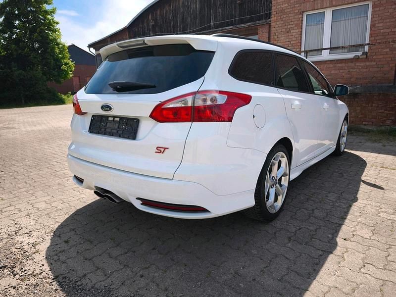 Gebraucht Ford Focus ST 250 PS (183 kW) 2014 Weiß Kombi