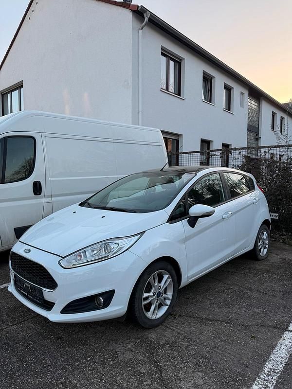 Gebraucht Ford Fiesta 101 PS (74 kW) 2016 Weiß Kleinwagen