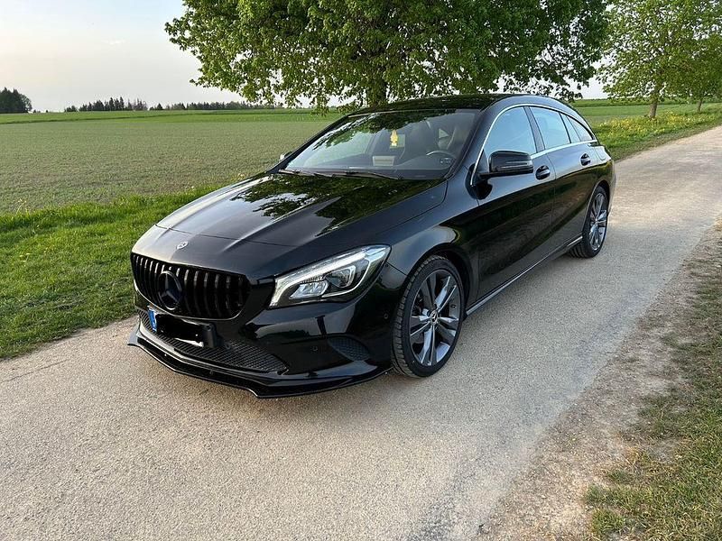Schwarz Gebraucht 2018 Mercedes CLA180 Shooting Brake Edition Kombi | 21.999 € (Fairer Preis) - Bild 1/4
